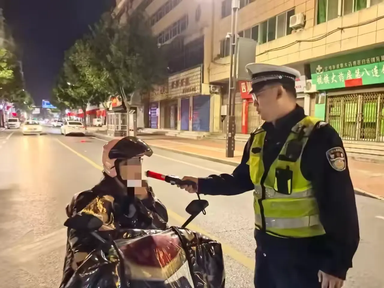 简篇-金秋迎华诞 荧光暖归途——宝鸡交警全力护航国庆假期道路平稳有序