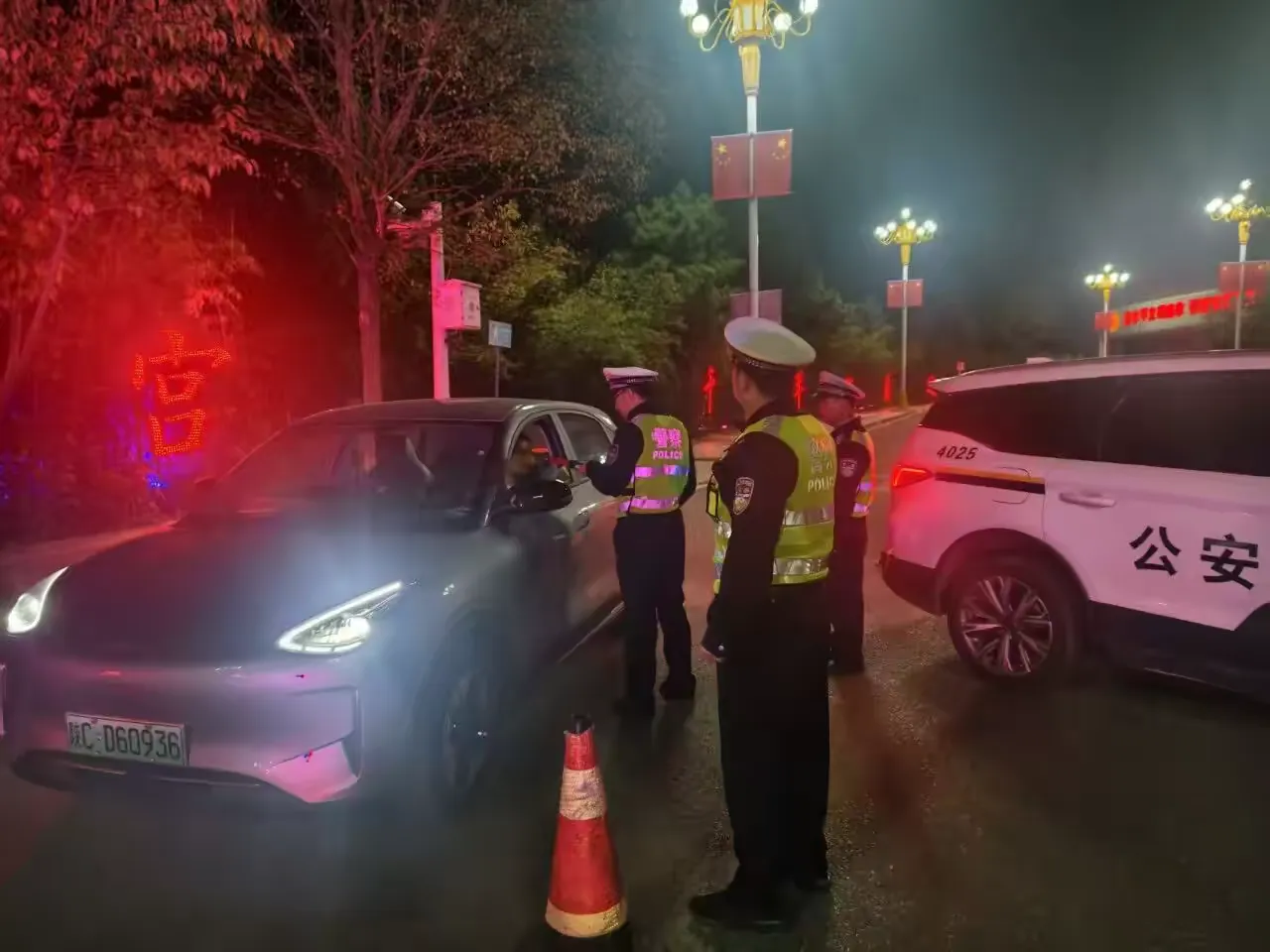 简篇-金秋迎华诞 荧光暖归途——宝鸡交警全力护航国庆假期道路平稳有序