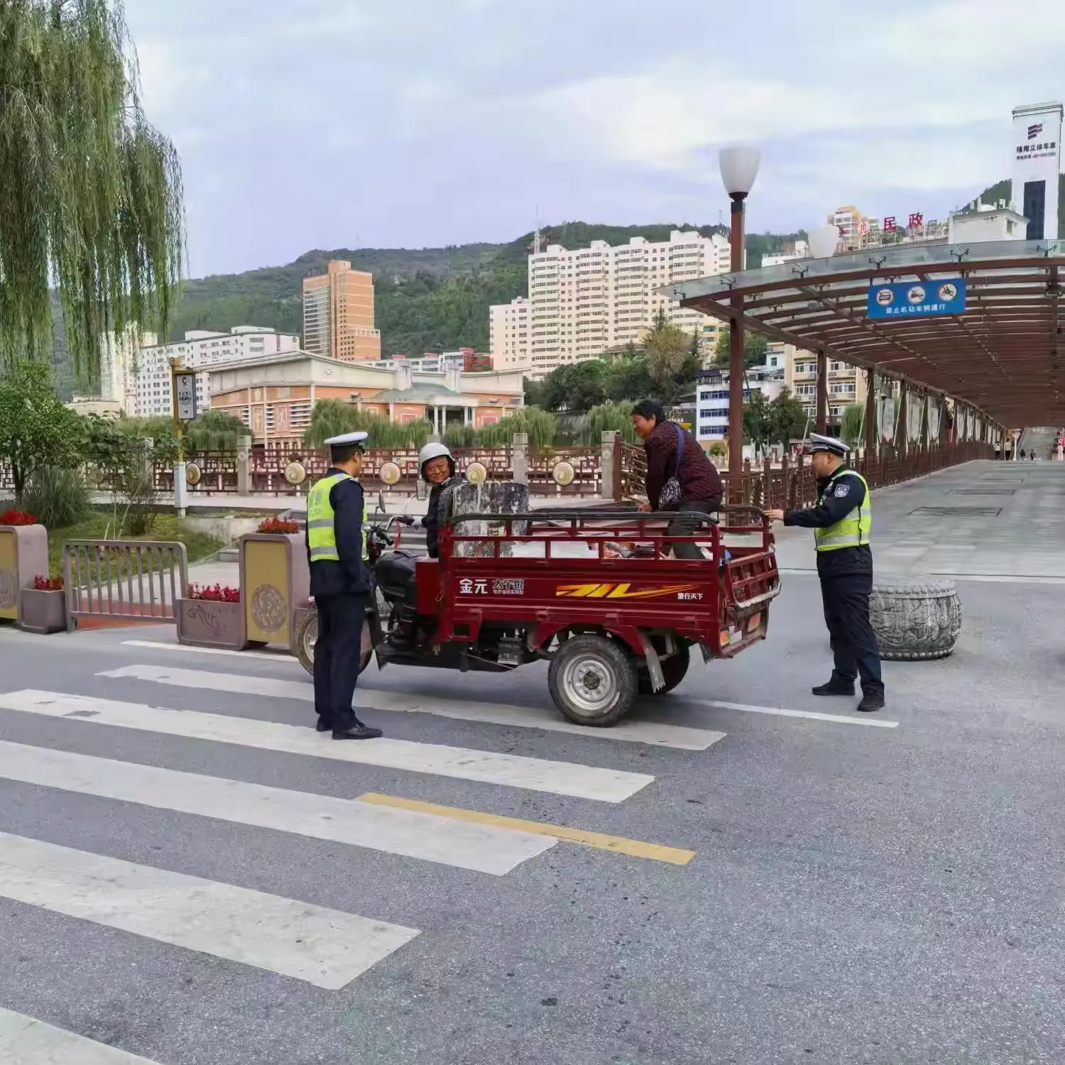 简篇-金秋迎华诞 荧光暖归途——宝鸡交警全力护航国庆假期道路平稳有序