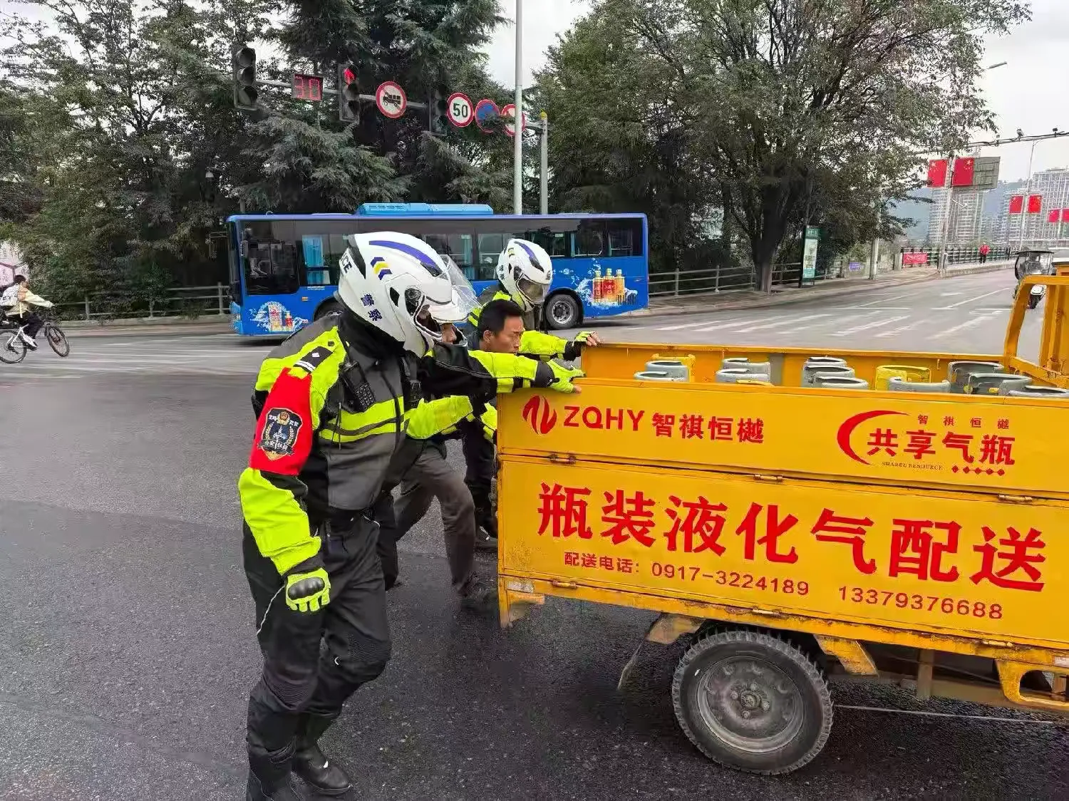 简篇-金秋迎华诞 荧光暖归途——宝鸡交警全力护航国庆假期道路平稳有序