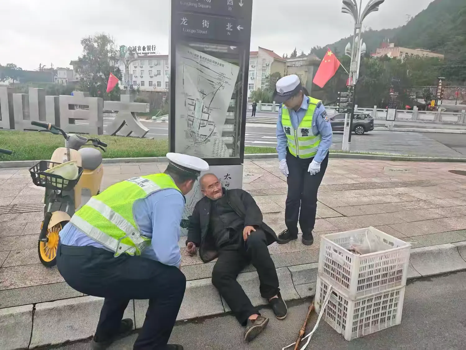 简篇-金秋迎华诞 荧光暖归途——宝鸡交警全力护航国庆假期道路平稳有序