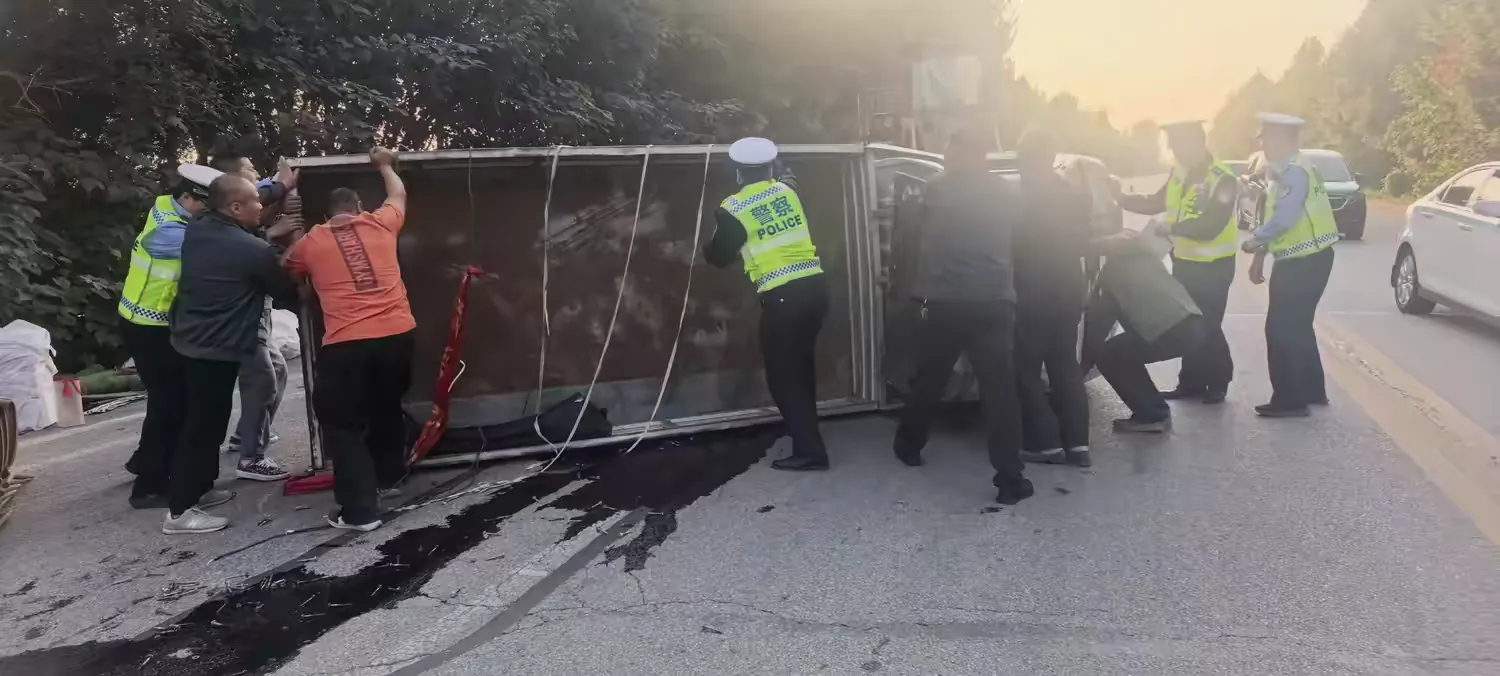 简篇-金秋迎华诞 荧光暖归途——宝鸡交警全力护航国庆假期道路平稳有序