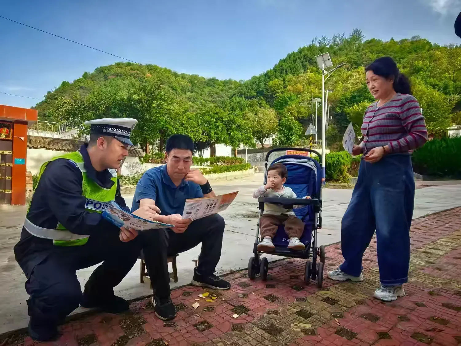 简篇-金秋迎华诞 荧光暖归途——宝鸡交警全力护航国庆假期道路平稳有序