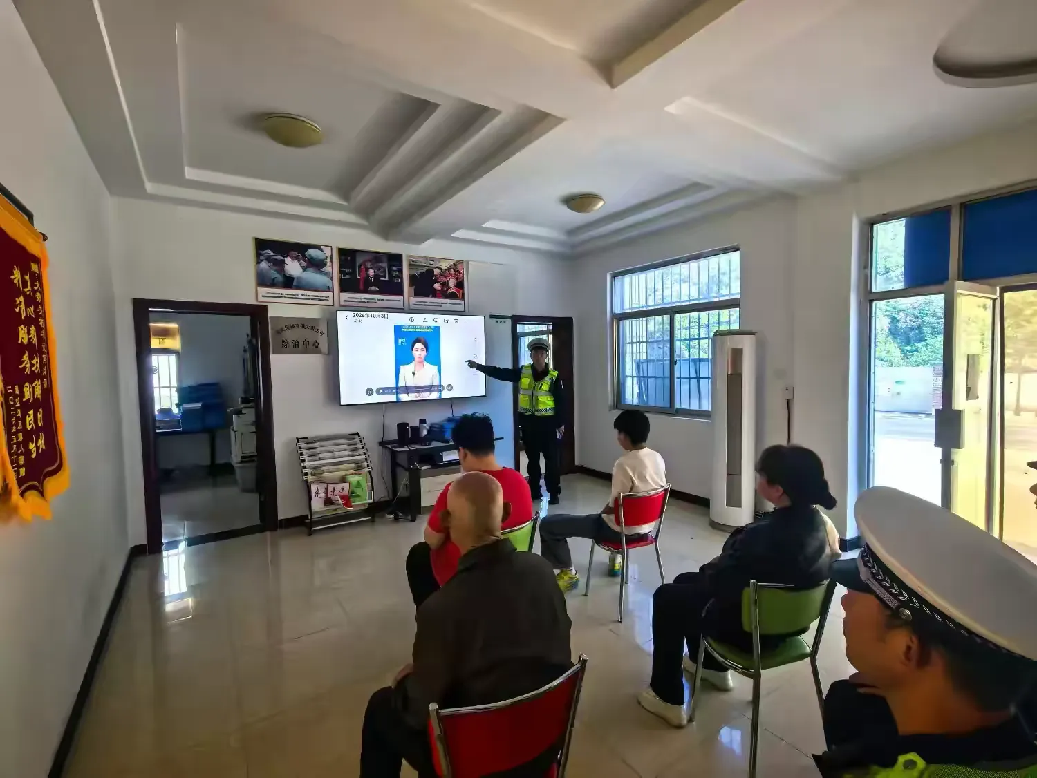 简篇-金秋迎华诞 荧光暖归途——宝鸡交警全力护航国庆假期道路平稳有序