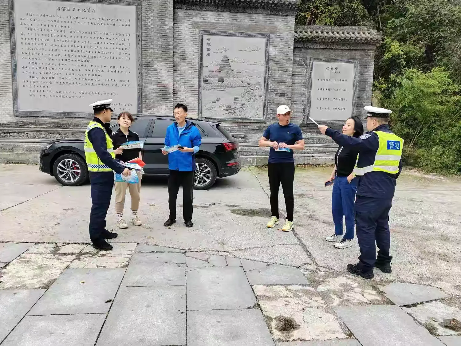 简篇-金秋迎华诞 荧光暖归途——宝鸡交警全力护航国庆假期道路平稳有序