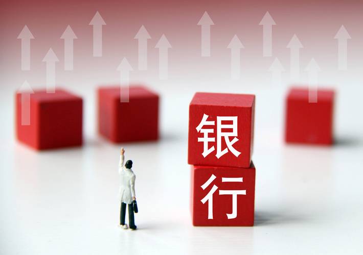 18%,在35个wind二级行业中位居首位.银行板块的总市值约为12