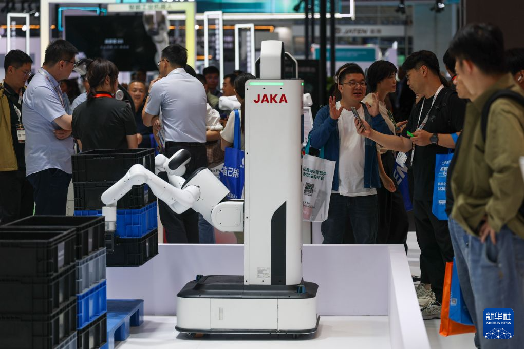 <p>10月14日，用于工业料箱搬运的轮式人形机器人在现场演示。</p><p>第二十六届中国国际工业博览会于10月12日至16日在上海举行，人工智能与绿色低碳成为关注亮点。</p><p>新华社记者 王翔 摄</p>