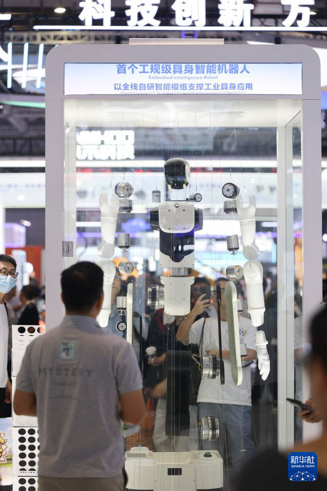 <p>10月14日，参观者观看工规级具身智能机器人。</p><p>第二十六届中国国际工业博览会于10月12日至16日在上海举行，人工智能与绿色低碳成为关注亮点。</p><p>新华社记者 王翔 摄</p>