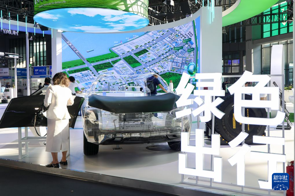 <p>10月14日，参观者观看展示的碳纤维复合材料车顶。</p><p>第二十六届中国国际工业博览会于10月12日至16日在上海举行，人工智能与绿色低碳成为关注亮点。</p><p>新华社记者 王翔 摄</p>