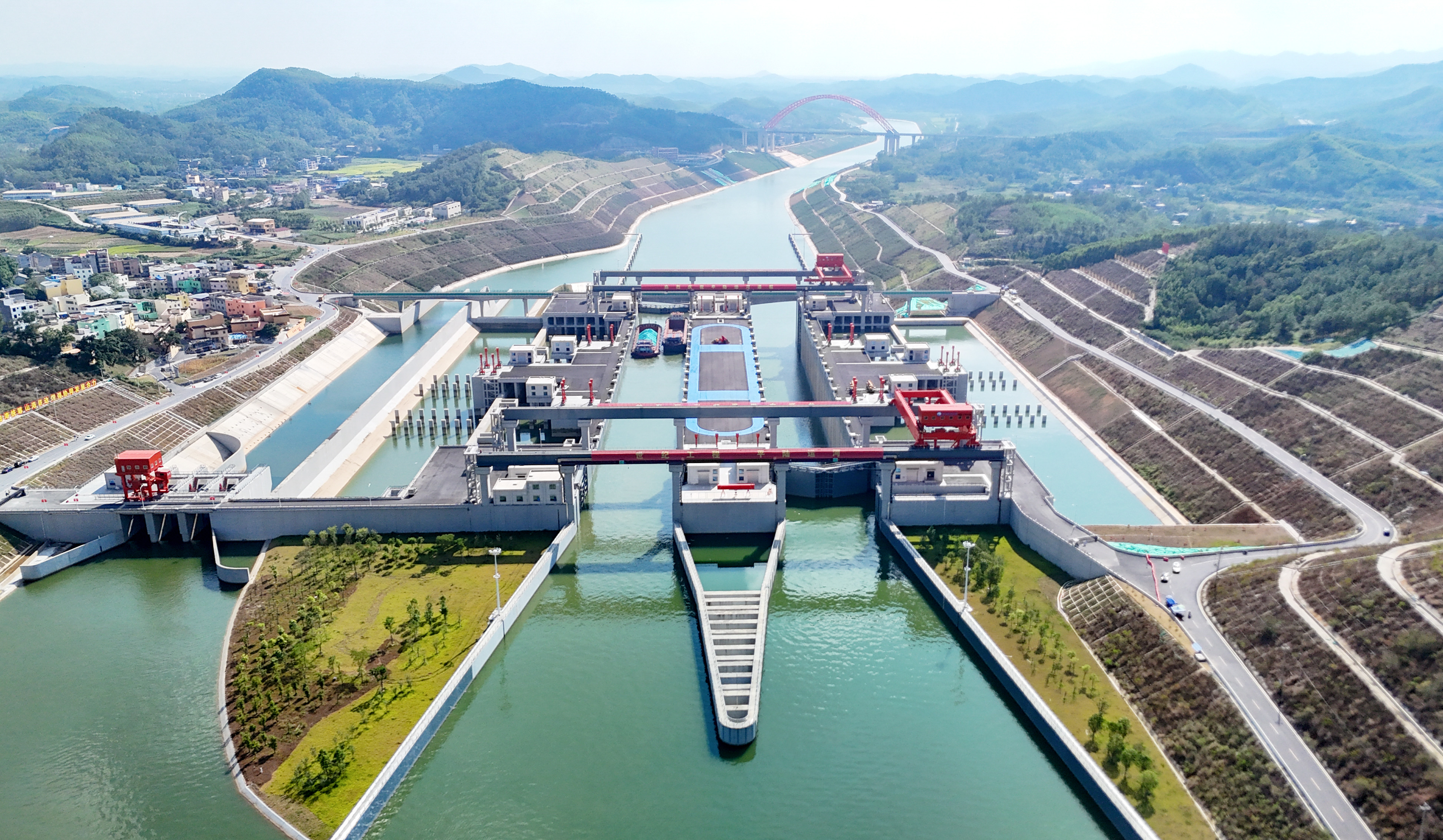 <p>10月20日拍摄的平陆运河马道枢纽（无人机照片）。</p ><p>平陆运河北起南宁横州市西津库区平塘江口，经钦州市灵山县陆屋镇，沿钦江进入北部湾，全长134.2公里，是西部陆海新通道骨干工程。运河于2026年9月16日建成通航，船舶双向流通，货种多元，江海直达优势持续释放。</p ><p>新华社发（张进刚 摄）</p >