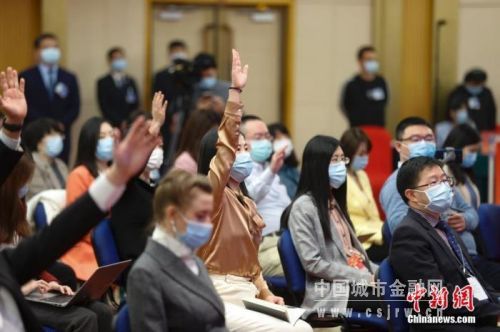 3月3日，全國政協(xié)十三屆四次會議新聞發(fā)布會在北京舉行，圖為記者在設在北京梅地亞中心多功能廳的分會場內(nèi)舉手提問。 中新社記者 杜洋 攝