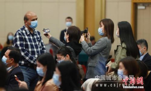 3月3日，全國政協(xié)十三屆四次會議新聞發(fā)布會在北京舉行。圖為一名巴基斯坦記者在發(fā)布會開始前，在設在北京梅地亞中心多功能廳的分會場內(nèi)接受采訪。 中新社記者 杜洋 攝