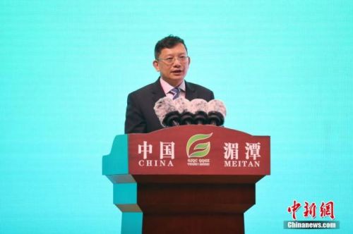 圖為貴州省投資促進局局長馬雷在會上說，貴州不甘做原料基地，要發揮“后來者”的優勢，在產業鏈下游更加寬廣的領域發力。 a href=