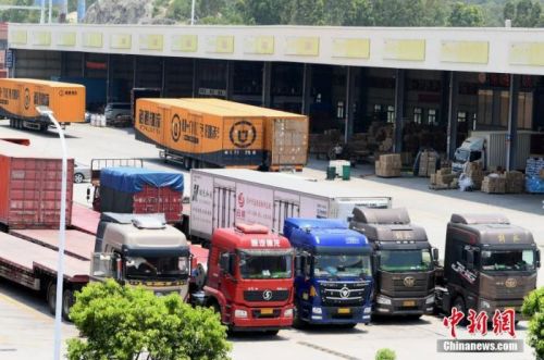 图为5月28日，依托沈海高速打造的泉州传化公路港一片繁忙景象。 a href=
