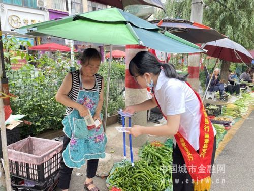 工行赫章支行工作人員為賣菜商戶送去收款碼，并耐心指導商戶使用。圖片由工行赫章支行提供